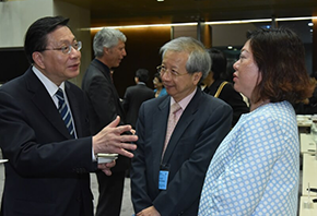 張炳良教授（左一）在香港海運港口局的首次會議後與成員交流。