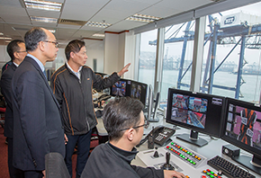 運輸及房屋局局長陳帆(左一)參觀九號貨櫃碼頭(北)的遙距操作中心。