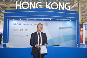 運輸及房屋局副局長蘇偉文博士於六月四日主持香港館揭幕儀式，介紹香港作為國際海運中心的優勢。