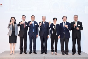 The Secretary for Transport and Housing, Mr Frank Chan Fan (centre) proposed a toast with guests in maritime and aviation sectors for welcoming students and thanking participating companies at the Maritime and Aviation Internship Scheme Cocktail Reception. Also attending the reception were the Director-General of Civil Aviation, Mr Simon Li (third left) and the Director of Marine, Ms Maisie Cheng (third right).