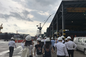 參與實習計劃的學生在2019年8月16日參觀香港聯合船塢。