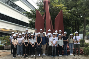 參與實習計劃的學生在2019年8月23日參觀政府船塢。