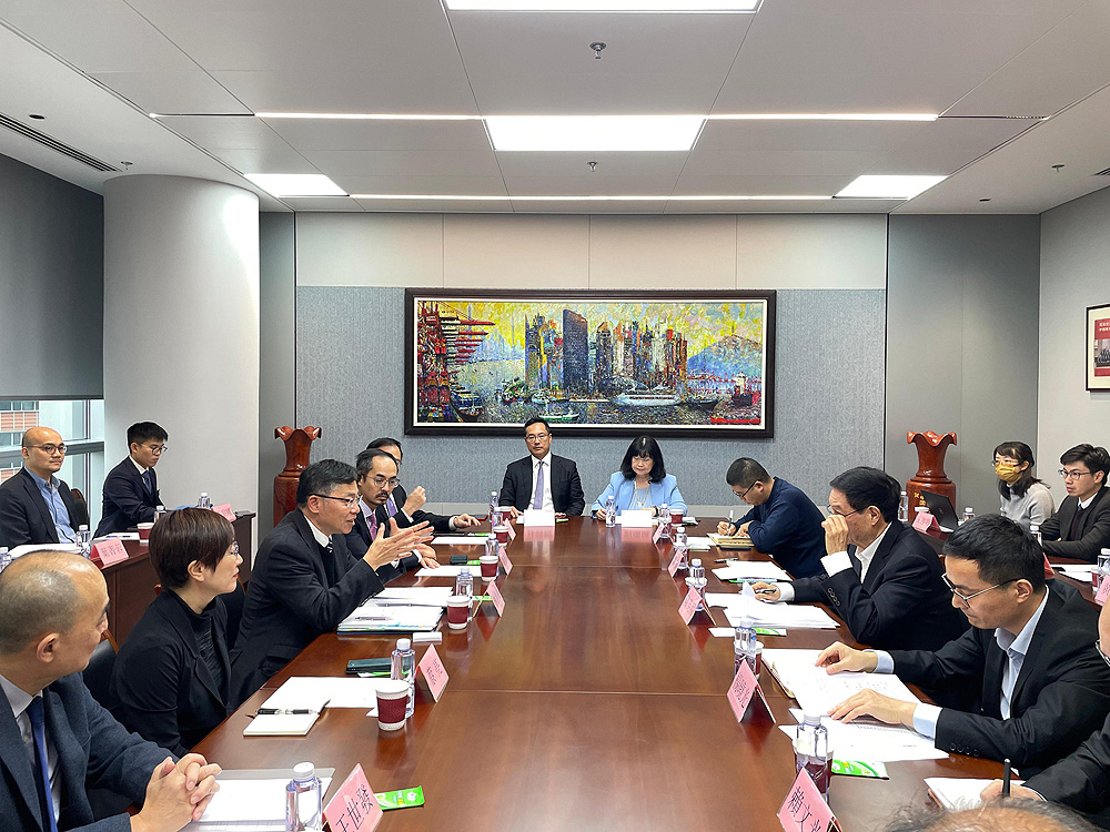 香港海运港口局主席兼运输及物流局局长林世雄（左三）今日（十二月四日）率领香港海运港口局成员、海事处、投资推广署以及香港贸易发展局的代表，在上海与中国港口协会的代表会面。