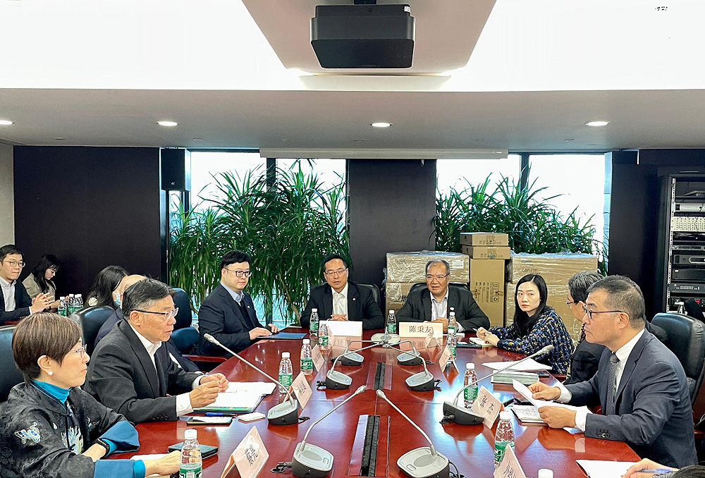 香港海运港口局主席兼运输及物流局局长林世雄（左二） 今日（十二月五日） 率领香港海运港口局成员，与上海市商务委员会副主任张杰（右一） 会面，就双方关注的议题进行交流。