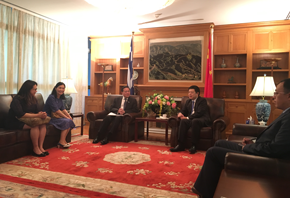 運輸及房屋局局長張炳良教授(中)及政府代表與中國駐希臘大使鄒肖力先生(右二)會面。