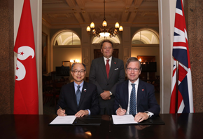 The Secretary for Transport and Housing and Chairman of the Hong Kong Maritime and Port Board, Mr Frank Chan Fan (left), signs a Memorandum of Understanding (MoU) with the Chairman of Maritime London, Lord Jeffrey Mountevans (right), on September 12 (London time). The signing ceremony was witnessed by the Minister of State at the Department for Transport of the United Kingdom, Mr John Hayes (centre).