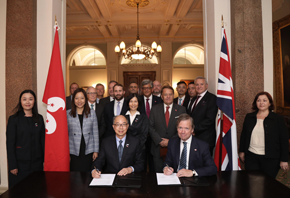The Secretary for Transport and Housing and Chairman of the Hong Kong Maritime and Port Board, Mr Frank Chan Fan (front left), Commissioner for Maritime and Port Development (middle of second row), Chairman of Maritime London, Lord Jeffrey Mountevans (front right), Minister of State at the Department for Transport of the United Kingdom, Mr John Hayes (second right of second row) take photo in the Memorandum of Understanding (MoU) signing ceremony with the Hong Kong and UK shipping communities.