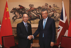 運輸及房屋局局長兼香港海運港口局主席陳帆(左)與中華人民共和國駐英國大使劉曉明(右)禮節性會面。