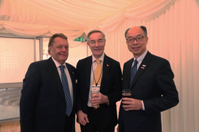 運輸及房屋局局長兼香港海運港口局主席陳帆（右)與英國交通部國務大臣約翰‧海耶茲（左)及英國海事服務協會主席Mr David Dingle（中)在英國海事服務協會舉辦的酒會中碰面 。