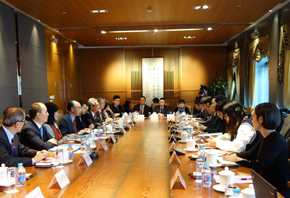 The Secretary for Transport and Housing and Chairman of the Hong Kong Maritime and Port Board (HKMPB), Mr Frank Chan Fan, led an HKMPB delegation to Shanghai on December 4. Photo shows Mr Chan (fourth left) and the delegation meeting the Executive Vice President of the China Ports and Harbours Association, Mr Chen Yingming (fourth right), to exchange views on maritime development.