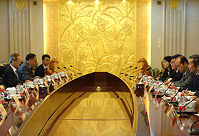 The Secretary for Transport and Housing and Chairman of the Hong Kong Maritime and Port Board (HKMPB), Mr Frank Chan Fan, and the HKMPB delegation concluded their visit to Beijing on December 8. Photo shows Mr Chan (third left) meeting with the Vice Minister of the Ministry of Transport, Mr He Jianzhong (fourth right), to discuss co-operation possibilities in marine development between the Mainland and Hong Kong.