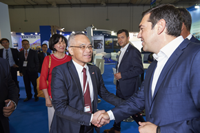 運輸及房屋局副局長蘇偉文博士於六月四日出席Posidonia 國際海事展 2018。圖示蘇偉文博士與希臘總理齊普拉斯於香港館碰面。