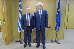 The Under Secretary for Transport and Housing, Dr Raymond So Wai-man continued his visit in Athens on 5 June 2018.  Photo shows Dr So (left) meeting with the President of the Union of Greek Shipowners, Mr Theodore Veniamis, to exchange views on maritime development In Greece.