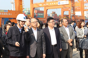 運輸及房屋局局長陳帆(左二)率領代表團考察北部灣港欽州碼頭。