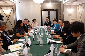 相片二：陳帆(右排置中)聯同香港海運業界代表與英國航運部長Nusrat Ghani (左排置中)及倫敦海事服務協會代表舉行圓桌會議