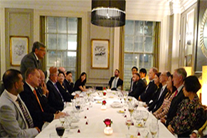 相片四：代表團與倫敦海運業界在晚宴上分享交流