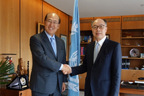 相片五：陳帆(右)與國際海事組織秘書長林基澤會面