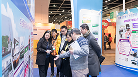 Representatives from the Hong Kong & Kowloon Motor Boats & Tug Boats Association briefed Ms Maisie Cheng, JP, Director of Marine, the career paths of local vessel trade at the information booth.