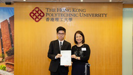 運輸及房屋局副秘書長李頌恩女士頒發2017/18學年香港航海及海運獎學金計劃下的「海運獎學金」予得獎學生。