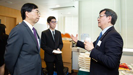 The Chairman of the Manpower Development Committee of the Hong Kong Maritime and Port Board (right) and Dean of Faculty of Business of the Hong Kong Polytechnic University (left) chatted with the scholarship awardee to learn about the knowledge and skills he acquired during his study.