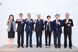The Secretary for Transport and Housing, Mr Frank Chan Fan (centre), proposed a toast with guests from maritime and aviation sectors to welcome students and thank participating companies for their support rendered to the Maritime and Aviation Internship Scheme.  Also attending the reception were the Director-General of Civil Aviation, Mr Simon Li (third left) and the Director of Marine, Ms Maisie Cheng (third right).