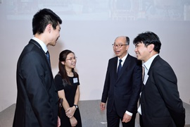 運輸及房屋局局長陳帆（右二）與參與實習計劃的同學及本地船舶公司代表就海運業的發展和前景交流意見。