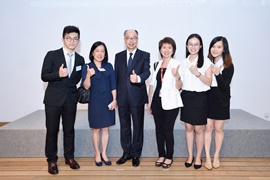 The Secretary for Transport and Housing, Mr Frank Chan Fan (third left) took photos with the students and company representatives.