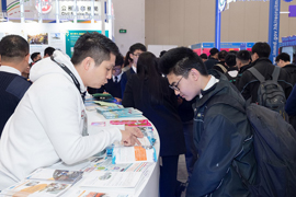 Representative from the Hong Kong & Kowloon Motor Boats & Tug Boats Association briefed a student on the career paths of local vessel trade at the information booth.