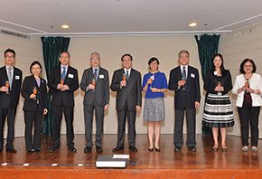 The Secretary for Transport and Housing, Professor Anthony Cheung Bing-leung (centre), proposes a toast with guests in maritime and aviation sectors for cheering students and thanking companies joining the internship network at the Maritime and Aviation Internship Network Cocktail Reception today (July 11). Also attending the reception are the Permanent Secretary for Transport and Housing (Transport), Mr Joseph Y T Lai (fourth left); the Director-General of Civil Aviation, Mr Simon Li (third left); and the Director of Marine, Ms Maisie Cheng (fourth right).