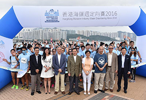 The Chairman of the Hong Kong Maritime and Port Board and Secretary for Transport and Housing, Professor Anthony Cheung Bing‐leung (first row, fourth left), starts the first event of Hong Kong Maritime Industry Week (HKMIW), the HKMIW Orienteering Race 2016, today (November 20). The race attracted over 500 industry and public participants who crossed Victoria Harbour to reach designated points and answer maritime‐related questions, putting their knowledge of the industry to the test.