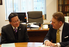 The Secretary for Transport and Housing, Professor Anthony Cheung Bing-leung (left), meets with the Minister of State at the Department for Transport of the United Kingdom (UK), Mr John Hayes (right), in London, the UK, on February 28 (London time) to exchange views on the development of the global shipping market.