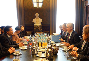 The Secretary for Transport and Housing, Professor Anthony Cheung Bing-leung, and the Hong Kong Maritime and Port Board delegation visited Hamburg, Germany, yesterday (March 2, Hamburg time) to promote Hong Kong as an international maritime centre. Photo shows Professor Cheung (second left), and the delegation meeting with the Senator for Economy, Transport and Innovation of Hamburg, Mr Frank Horch (third right), to exchange views on maritime development in Asia and the European Union.
