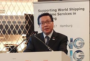 The Secretary for Transport and Housing, Professor Anthony Cheung Bing-leung, speaks at a seminar in Hamburg, Germany, co-organised by the Hong Kong Maritime and Port Board and the Hong Kong Trade Development Council yesterday (March 2, Hamburg time), highlighting high value-added maritime services available in Hong Kong.