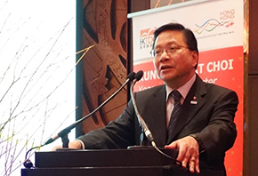 Before concluding his visit in Hamburg, Germany, the Secretary for Transport and Housing, Professor Anthony Cheung Bing-leung, attends the Chinese New Year dinner reception hosted by the Hong Kong Economic and Trade Office, Berlin yesterday (March 2, Hamburg time) to share thoughts with participants on potential new opportunities under the Mainland's Belt and Road Initiative.