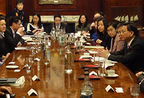 The Secretary for Transport and Housing, Professor Anthony Cheung Bing-leung (fourth right), and the Hong Kong Maritime and Port Board delegation meet with representatives of the London Maritime Arbitrator Association on February 28 (London time) in London, the United Kingdom, to update them on the latest maritime arbitration developments in Hong Kong.