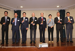 The Secretary for Transport and Housing, Mr Frank Chan Fan (fourth right), proposes a toast with guests in maritime and aviation sectors for welcoming students and thanking participating companies at the Maritime and Aviation Internship Scheme Cocktail Reception today (July 27). Also attending the reception are the Permanent Secretary for Transport and Housing (Transport), Mr Joseph Lai (fourth left); the Director of Marine, Ms Maisie Cheng (third right); and the Deputy Director-General of Civil Aviation, Mr Kevin Choi (third left).