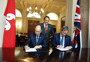 The Secretary for Transport and Housing and Chairman of the Hong Kong Maritime and Port Board, Mr Frank Chan Fan (left), signs a Memorandum of Understanding (MoU) with the Chairman of Maritime London, Lord Jeffrey Mountevans (right), on September 12 (London time), witnessed by the Minister of State at the Department for Transport of the United Kingdom, Mr John Hayes (centre). The MoU with Maritime London focuses on collaboration in manpower development and the promotion of maritime services for mutual benefits.