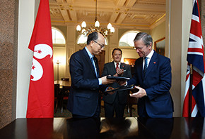 The Secretary for Transport and Housing and Chairman of the Hong Kong Maritime and Port Board, Mr Frank Chan Fan (left), exchanges the signed Memorandum of Understanding with the Chairman of Maritime London, Lord Jeffrey Mountevans (right), on September 12 (London time). The signing ceremony was witnessed by the Minister of State at the Department for Transport of the United Kingdom, Mr John Hayes (centre).