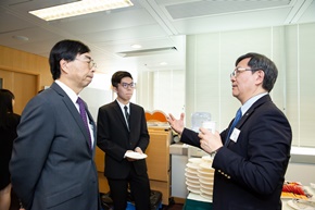 The Chairman of the Manpower Development Committee of the Hong Kong Maritime and Port Board (right) and Dean of Faculty of Business of the Hong Kong Polytechnic University (left) chatted with the scholarship awardee to learn about the knowledge and skills he acquired during his study.