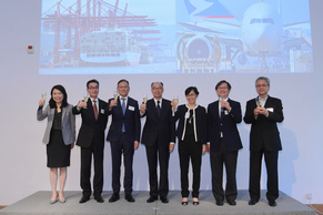 The Secretary for Transport and Housing, Mr Frank Chan Fan (centre), proposes a toast with guests in maritime and aviation sectors for welcoming students and thanking participating companies at the Maritime and Aviation Internship Scheme Cocktail Reception today (July 20). Also attending the reception are the Director-General of Civil Aviation, Mr Simon Li (third left), and the Director of Marine, Ms Maisie Cheng (third right).