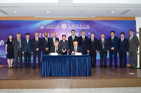 The delegation witnessed the agreement signing ceremony of the Hong Kong Seamen's Union and the Dalian Maritime University on the collaboration of seafaring training.