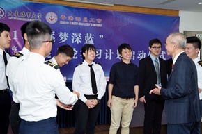 Director of the Maritime Services Training Institute, Ir Mak Chiu Ki (front row, first right) shared his seafaring experience with the students participating in the Yu Kun Training Programme.