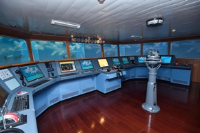 Students and the delegation visited the 360 degree navigation simulation training facilities in the Dalian Maritime University.
