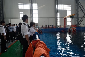 Students and the delegation visited The survival drill tank in the Dalian Maritime University.