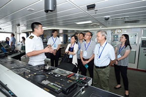 The master of Yu Kun (front row, first left) gave an introduction of Yu Kun to the delegation.