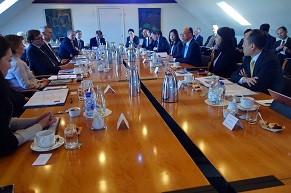 Arriving in Copenhagen, Denmark this morning (March 11, Copenhagen time), a delegation of the Hong Kong Maritime and Port Board led by the Secretary for Transport and Housing, Mr Frank Chan Fan, began the first leg of their visit to the Nordic countries. Photo shows Mr Chan (third right) and the delegation meeting with representatives from the Danish Ship Finance and the Danish Maritime Fund to learn about the development of the ship finance industry in Denmark and the Nordic region.