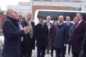 運輸及房屋局局長陳帆率領香港海運港口局代表團今日（奧斯陸時間三月十四日）繼續挪威的訪問行程。圖示陳帆（左七）和代表團拜訪國際認可的船級社DNV GL。