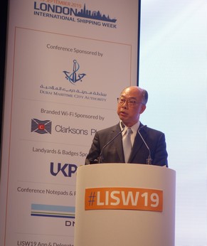 The Secretary for Transport and Housing and Chairman of the Hong Kong Maritime and Port Board (HKMPB), Mr Frank Chan Fan, together with members of the HKMPB and representatives of the maritime industry, attended the London International Shipping Week Conference in London, the United Kingdom, today (September 12, London time). Photo shows Mr Chan delivering a keynote speech at a plenary session of the conference.