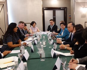 The Secretary for Transport and Housing and Chairman of the Hong Kong Maritime and Port Board (HKMPB), Mr Frank Chan Fan (third right), together with members of the HKMPB and representatives of the maritime industry, meet with the Shipping Minister of the United Kingdom, Ms Nusrat Ghani (first left), and representatives of Maritime London today (September 12, London time) to exchange views on the collaboration between Hong Kong and London in promoting the maritime industry.