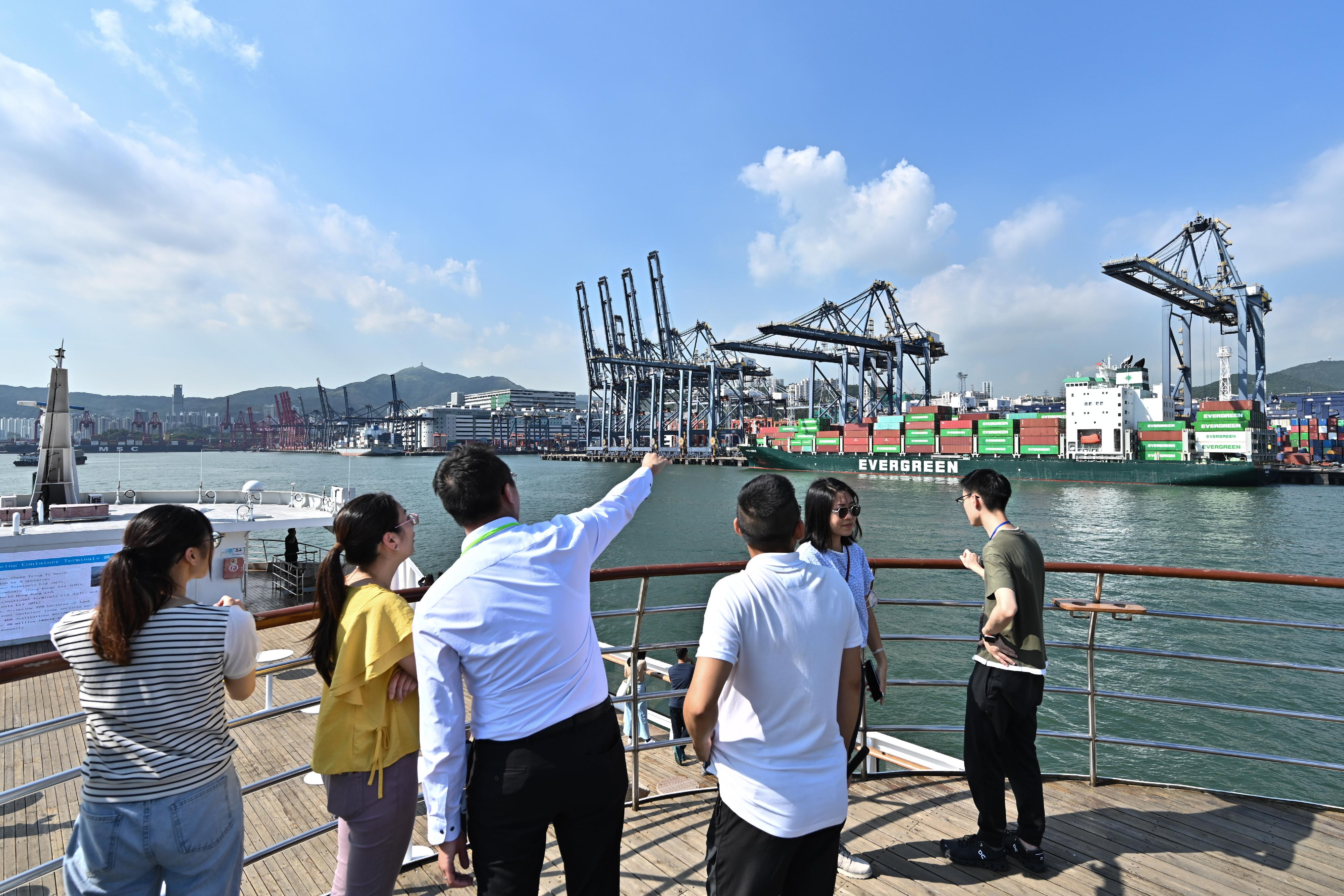 The Transport and Logistics Bureau (TLB) organised the Maritime and Aviation Internship Scheme Boat Tour cum Sharing Session today (July 14). Photo shows a representative from the Marine Department (third left) introducing Hong Kong's marine facilities to participants.